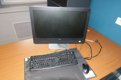 un bureau équipé d'un écran d'ordinateur et d'un clavier