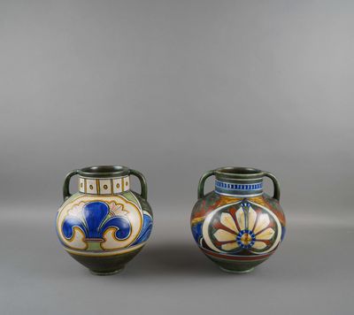 2 vases en faience de Gouda. H : 21 cm
