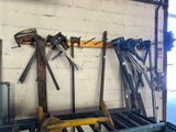 tout un tas d'outils accrochés au mur d'un garage