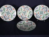 trois assiettes ornées de motifs différents, posées sur une surface noire