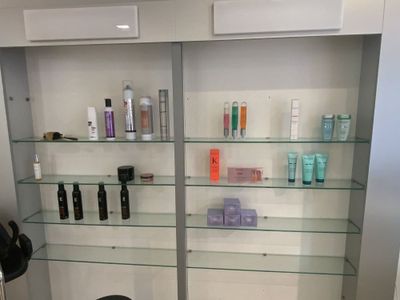 Un stock de produits capillaires neuf et entamés suivant inv…