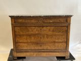 une commode ancienne avec dessus en marbre
