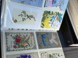 beaucoup de cartes dans une boîte posée sur la table