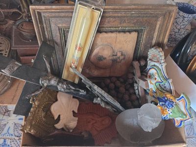 une boîte remplie d'objets assortis posée sur une table