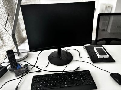 une photo d'un bureau d'ordinateur avec un clavier, une souris et un écran