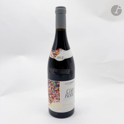 une bouteille de vin rouge décorée de paillettes