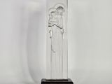 une image représentant une sculpture en verre représentant une femme sur un socle
