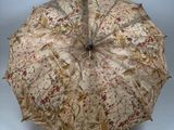 un parapluie ouvert orné d'un motif floral