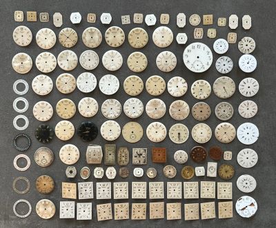 de nombreux types d'horloges exposées sur une table