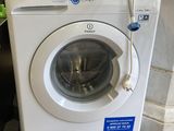 une machine à laver posée sur le sol