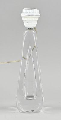 une bouteille en verre transparent munie d'un bouchon blanc