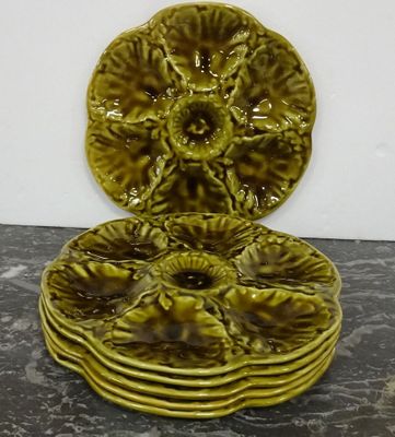 a stack of plates that are sitting on a table