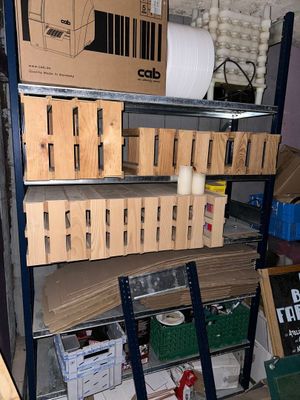 beaucoup de boîtes et de cartons sur les étagères de la pièce