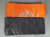 pochette orange et noire ornée d'un motif sur le devant