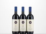 trois bouteilles de vin posées sur une table l'une à côté de l'autre
