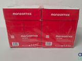 Deux boîtes de la marque Monoprice sont posées sur une table