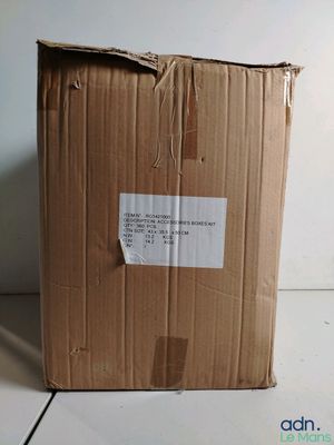 une boîte en carton posée sur le sol