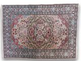 un tapis avec un motif floral sur fond blanc