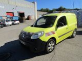 une petite camionnette jaune garée dans un parking