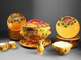 plusieurs assiettes et bols posés sur une table