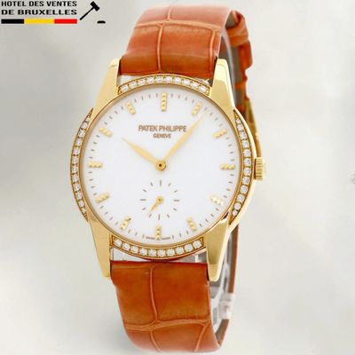 une image d'une montre en gros plan sur fond blanc