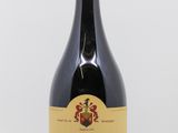 la bouteille de vin est posée sur la table, prête à être consommée