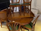 beaucoup de chaises et une table dans une pièce