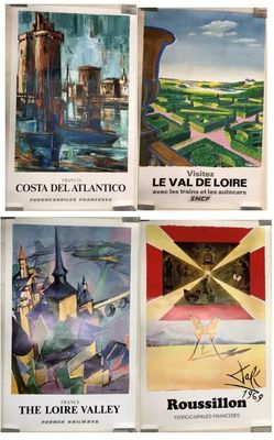 quatre affiches représentant différentes villes sont exposées sur une surface blanche
