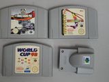 Trois cartouches de jeux Nintendo sont posées les unes à côté des autres sur une table