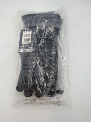 un sac en plastique contenant une paire de chaussettes noires