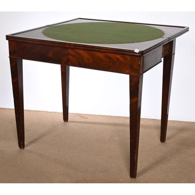 TABLE A JEUX PORTEFEUILLE DIRECTOIRE en placage d’acajou.