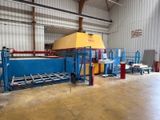 une photo d'une usine avec une grande machine au milieu