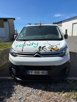 une camionnette blanche sur laquelle a été peinte une abeille