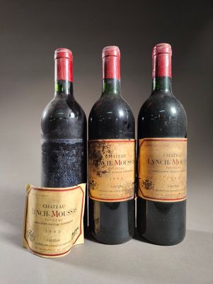 trois bouteilles de vin posées l'une à côté de l'autre sur une table