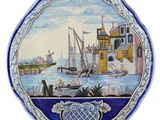 une photo d'une assiette sur laquelle est représenté un bateau