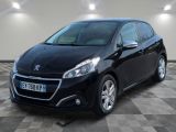 une voiture noire garée dans un garage au sol en damier