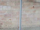 un lampadaire fixé au sommet d'un poteau métallique