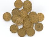 une pile de pièces d'or sur une surface blanche