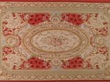 une image représentant un tapis orné d'une bordure rouge et d'une bordure dorée