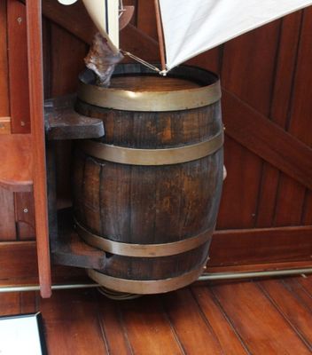 un tonneau en bois surmonté d'une voile