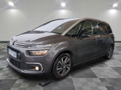 une citrole grise garée sur le sol en damier d'un garage