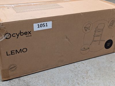 a box that is sitting on the ground next to the floor