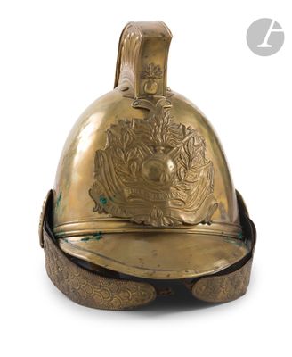 un vieux casque en laiton surmonté d'un lion