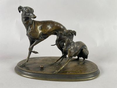 statue en bronze représentant un chien et un chat sur un socle