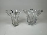 deux vases en verre posés sur une surface blanche