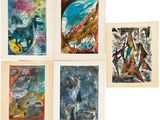 six tableaux de formes et de tailles variées sont exposés sur une surface blanche