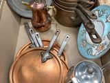 de nombreuses casseroles et poêles rangées dans un carton
