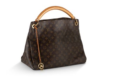 un sac à main Louis Vuitton sur fond blanc