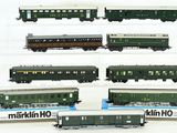 six modèles réduits de trains exposés dans une vitrine