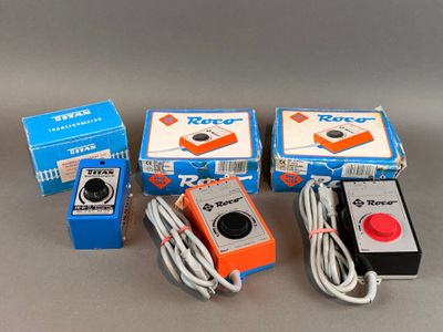 trois boîtes de télécommandes sont posées les unes à côté des autres